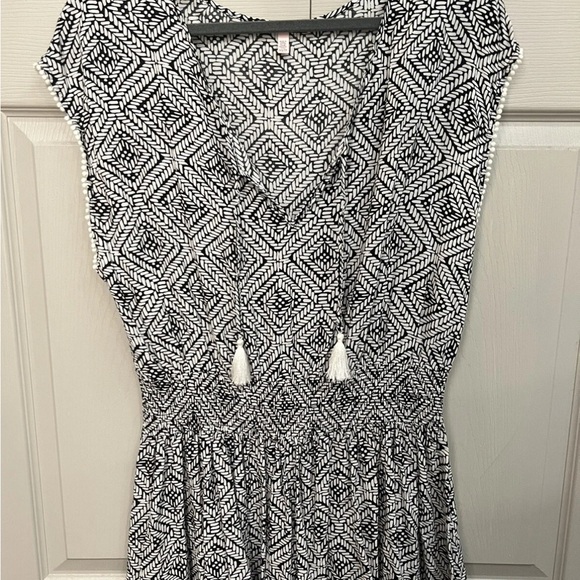Victoria's Secret Black and White Geometric Swim cover-up - Picture 1 of 5